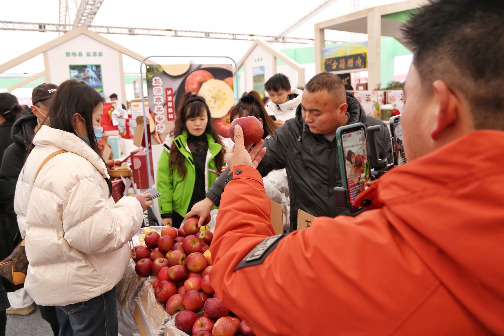 镜观泸州丨商博会现场，川渝火锅迎客来